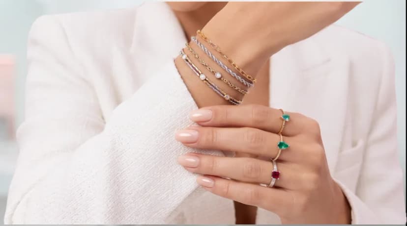Pulseras y accesorios delicados para complementar tu estilo